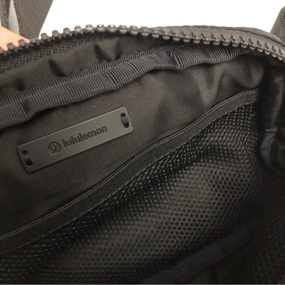 Lululemon Everywhere Belt Bag Large 1L  in Solid Black USED - Picture 5 of 11